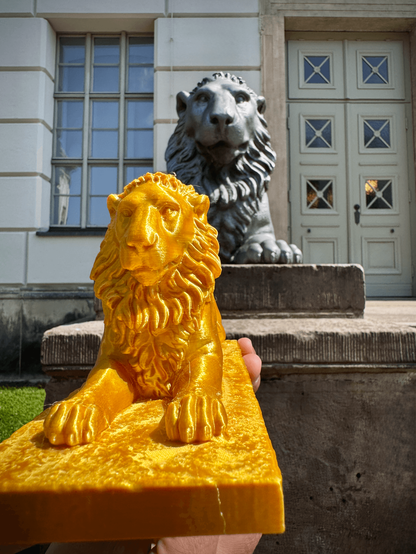 Uni-Löwe Halle Gold/Silber